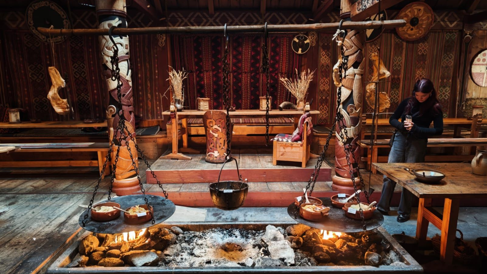 Wikinger-Festmal in einem Langhaus zubereitet für die Incentive- und Meetingteilnehmer.