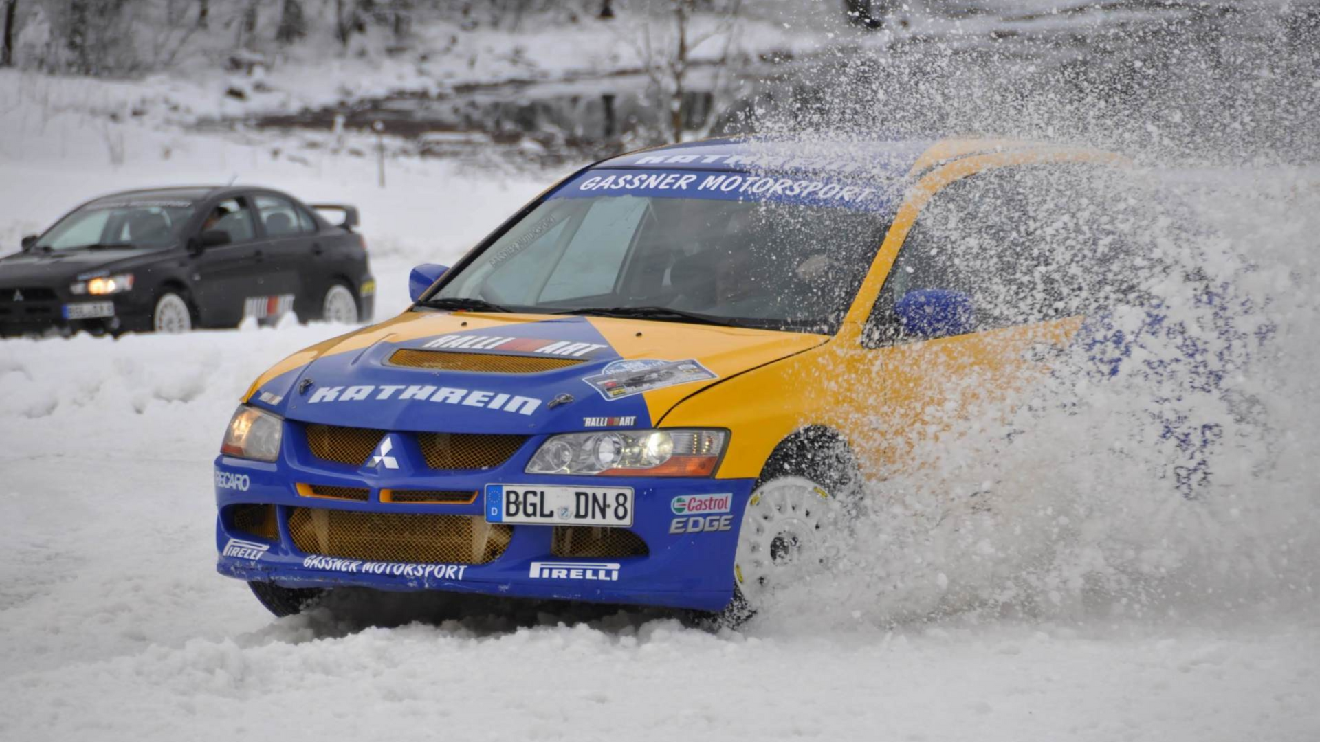 Winterrallye auf einer Schneefläche mit jeder Menge PS