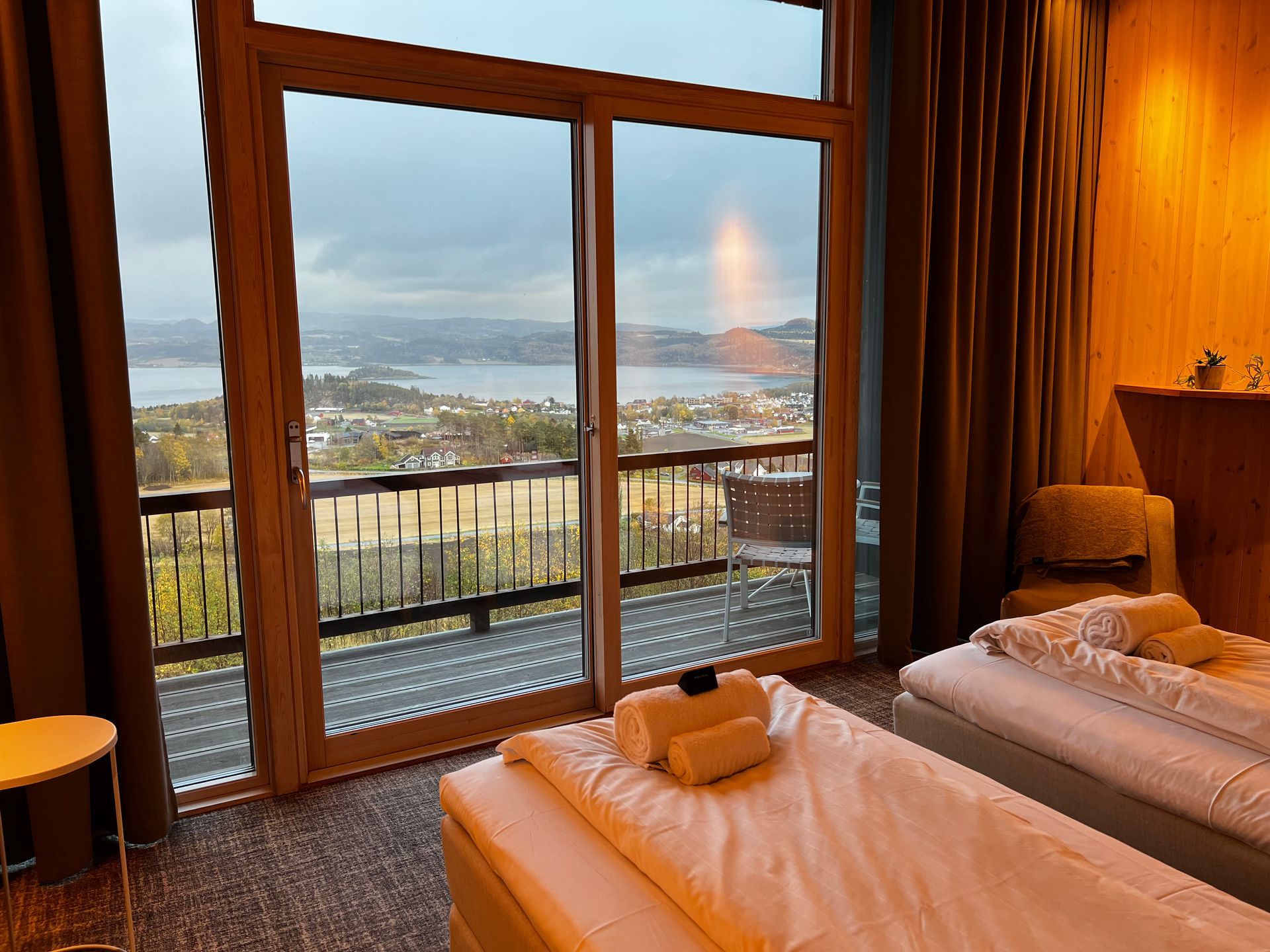 Meetings, eingebettet in die Natur mit Blick auf den Fjord.