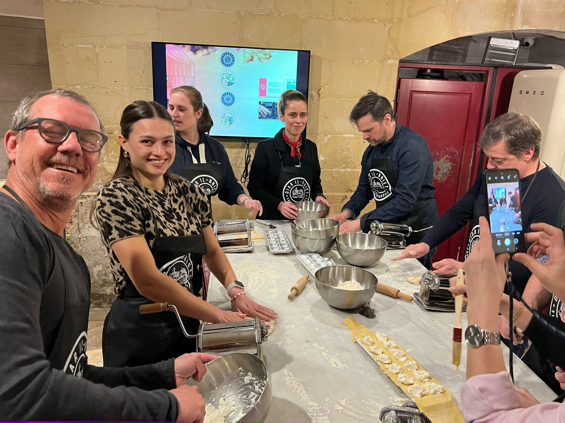 Teilnehmer beim gemeinsamen Pasta-Workshop