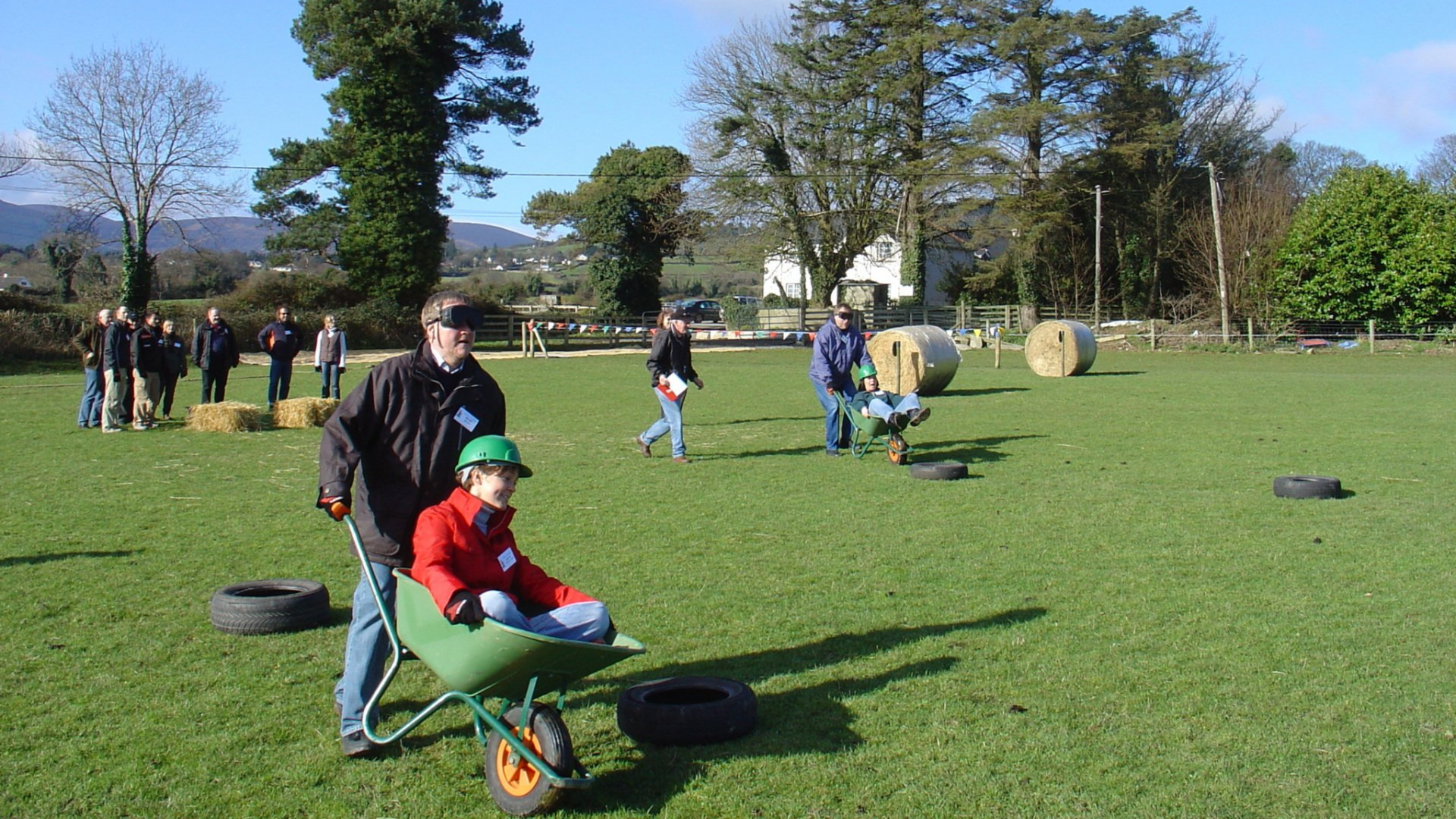 Schubkarrenrallye - dieTeilnehmer absolvieren mit verdeckten Augen einen Parcour