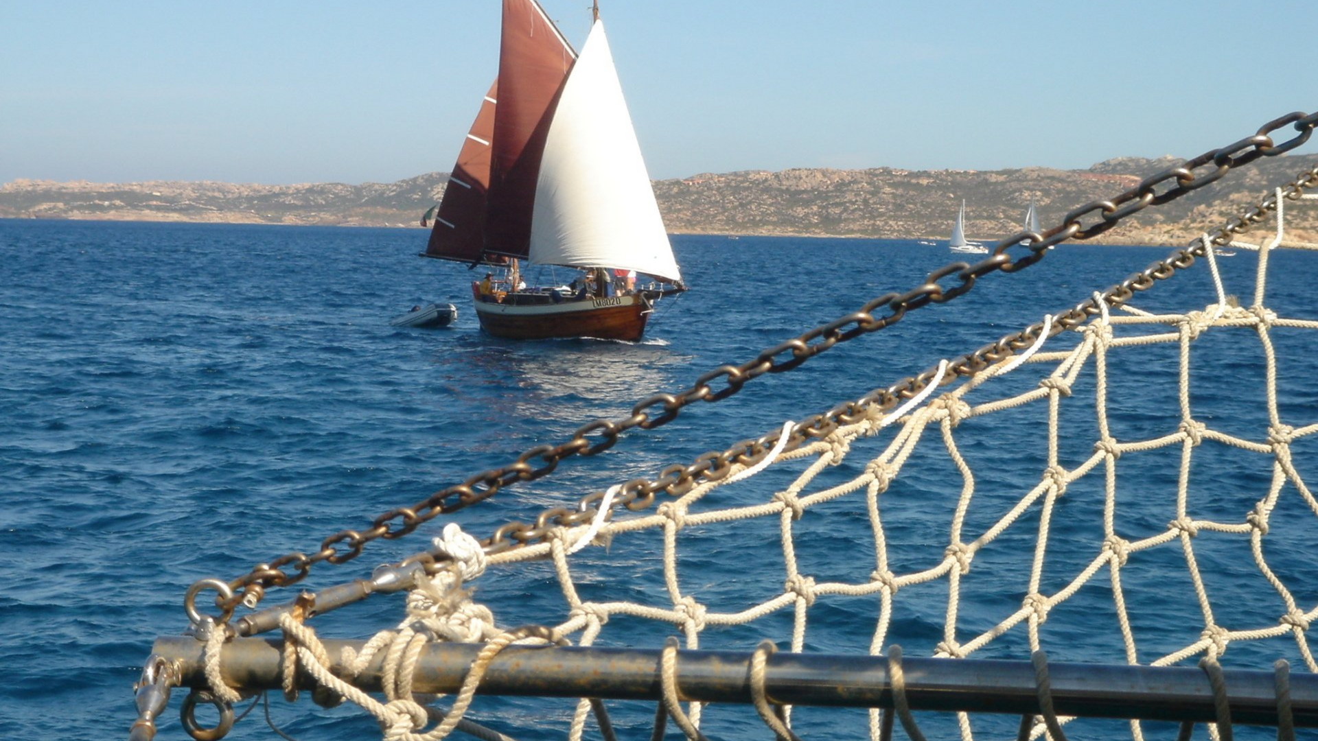 Vertriebsmitarbeiter auf Segeltörn an der Nordküste Sardiniens