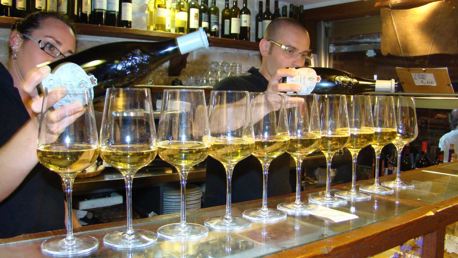 Aperitif in einer Bar in Venedig