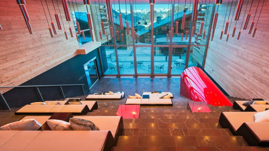 Auditorium mit Blick auf die verschneite Alpenwelt