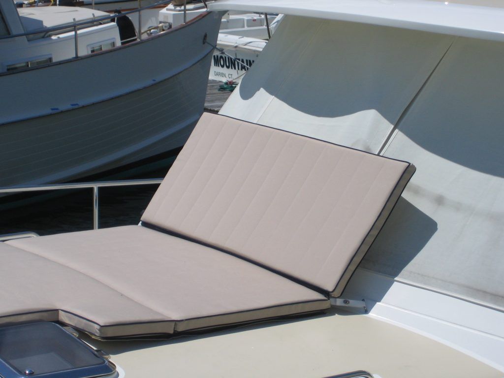 A boat with the word winn on the side of it