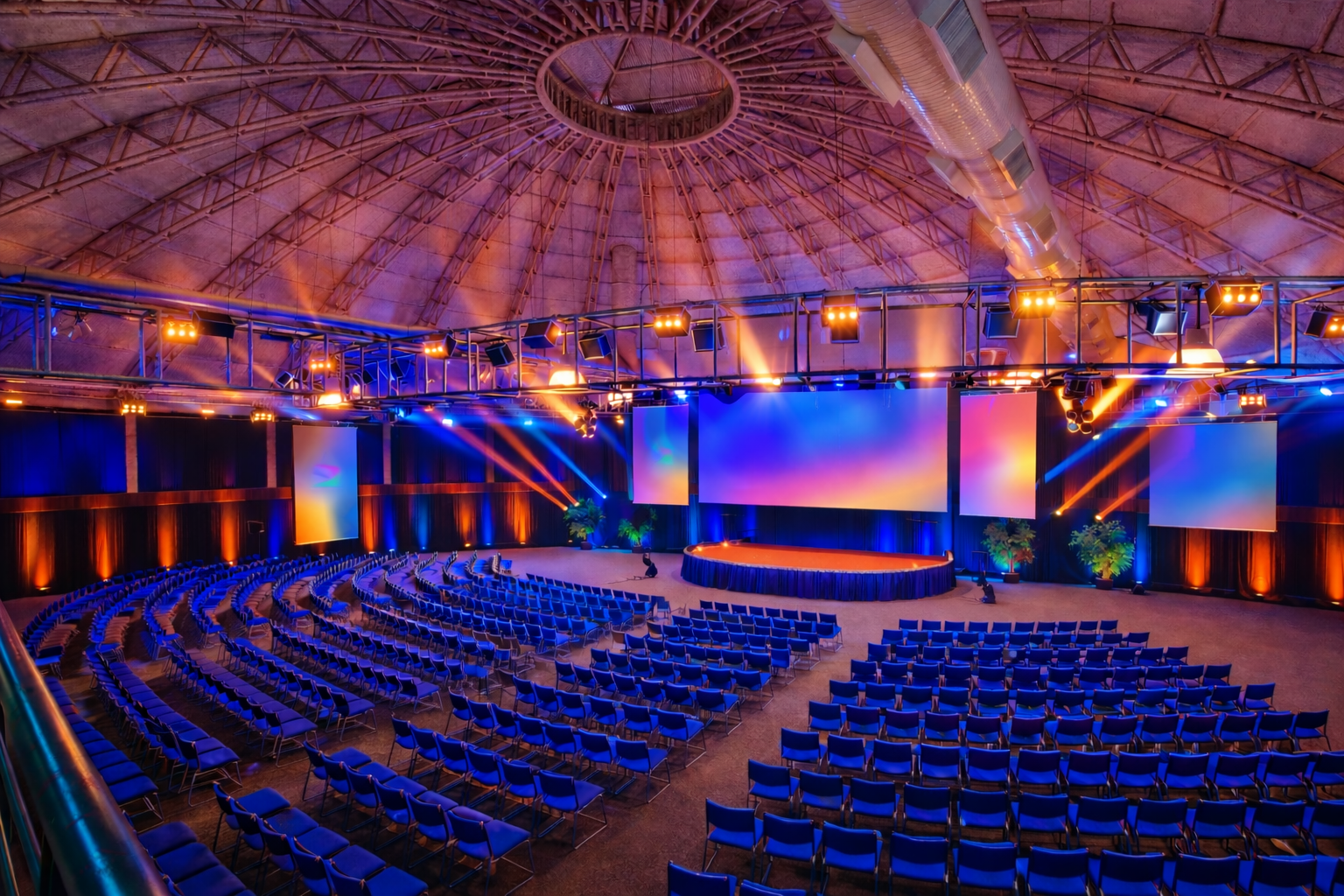 Uma grande sala com mesas e cadeiras preparadas para um banquete.