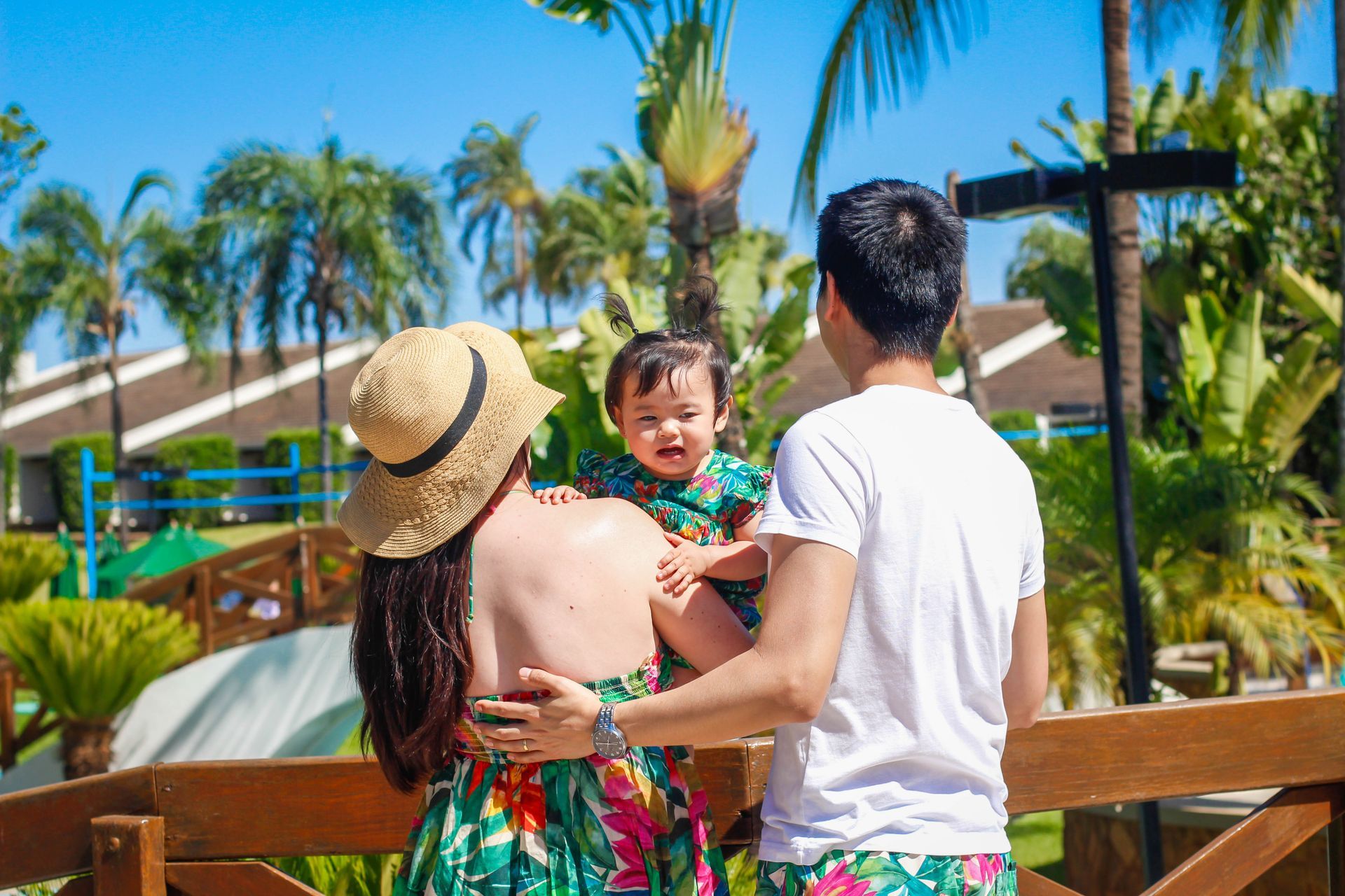 Uma família posa para uma foto em uma piscina.