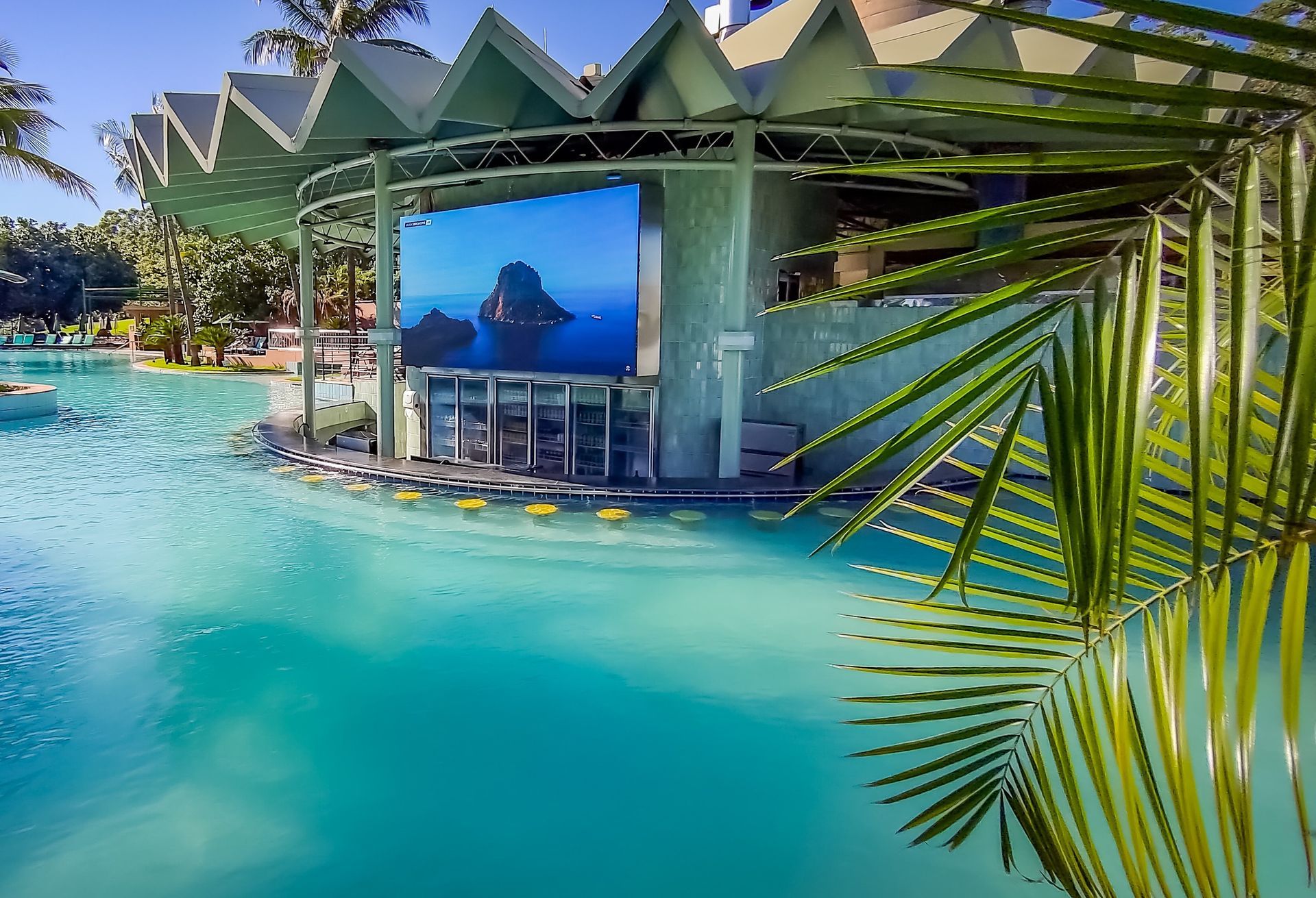 Há uma tela grande no meio da piscina.