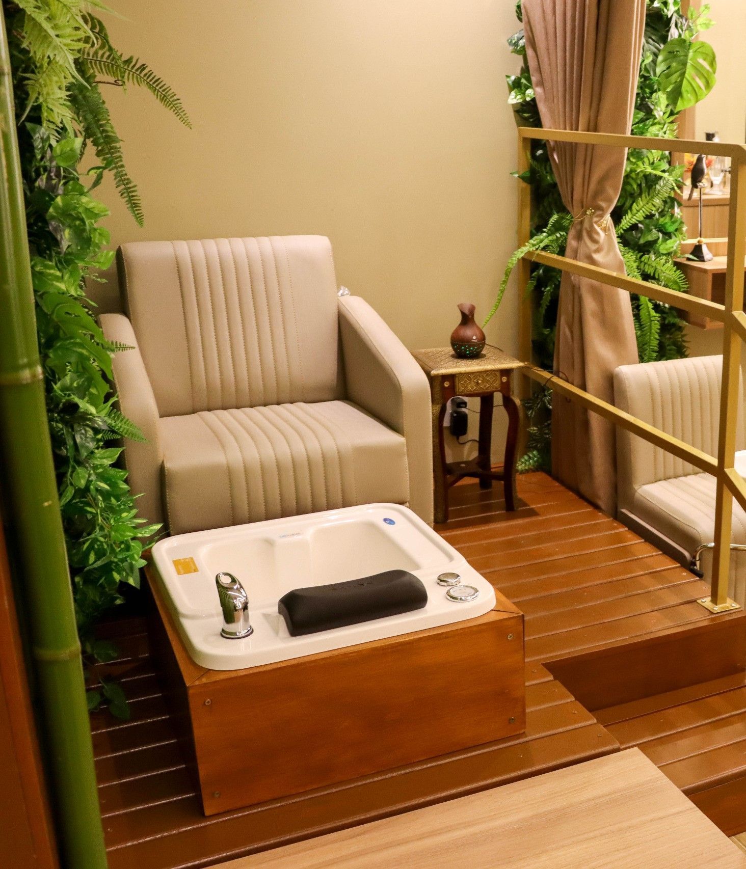 Uma sala com uma cadeira e uma banheira para os pés