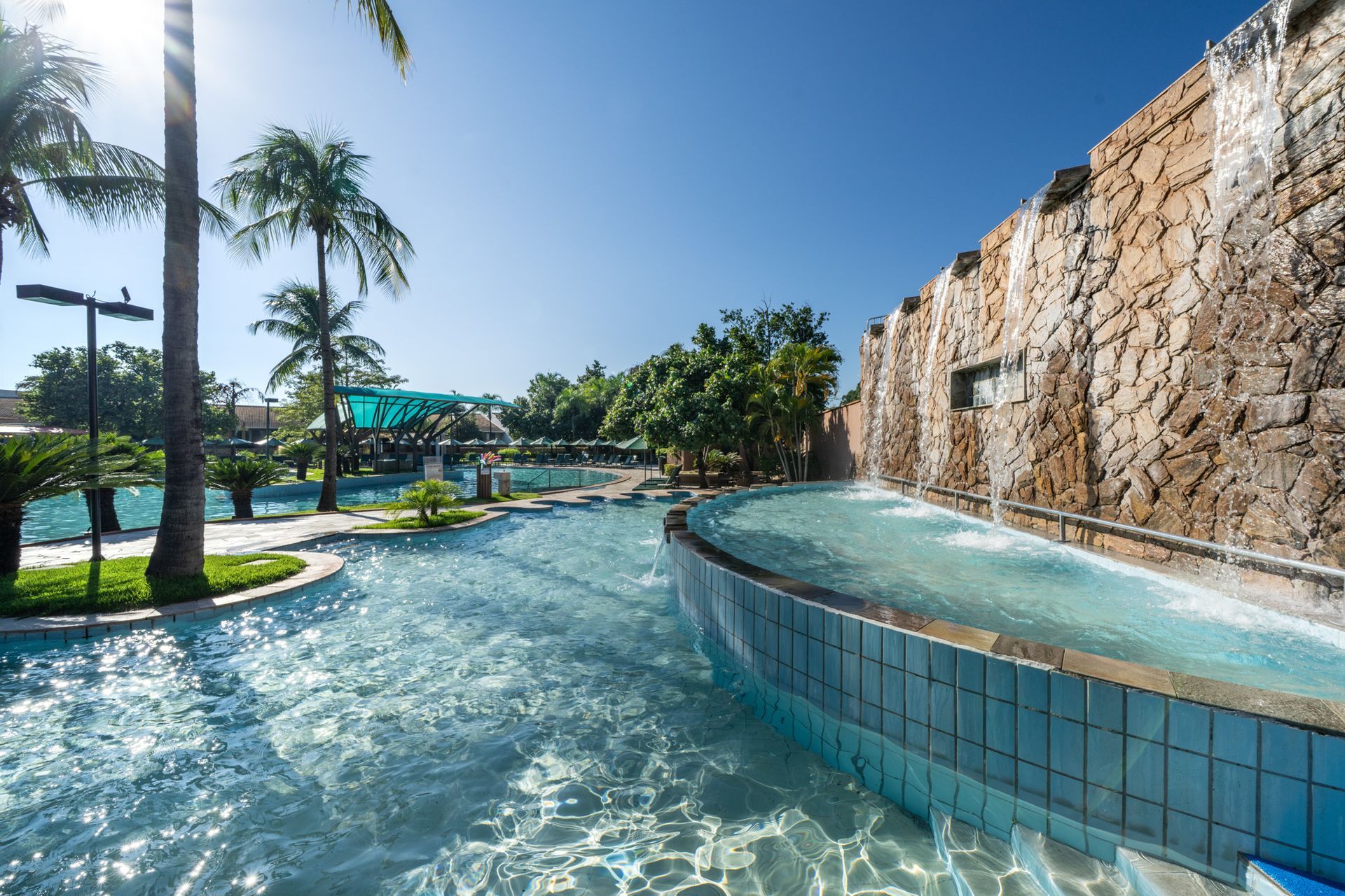 Há uma tela grande no meio da piscina.