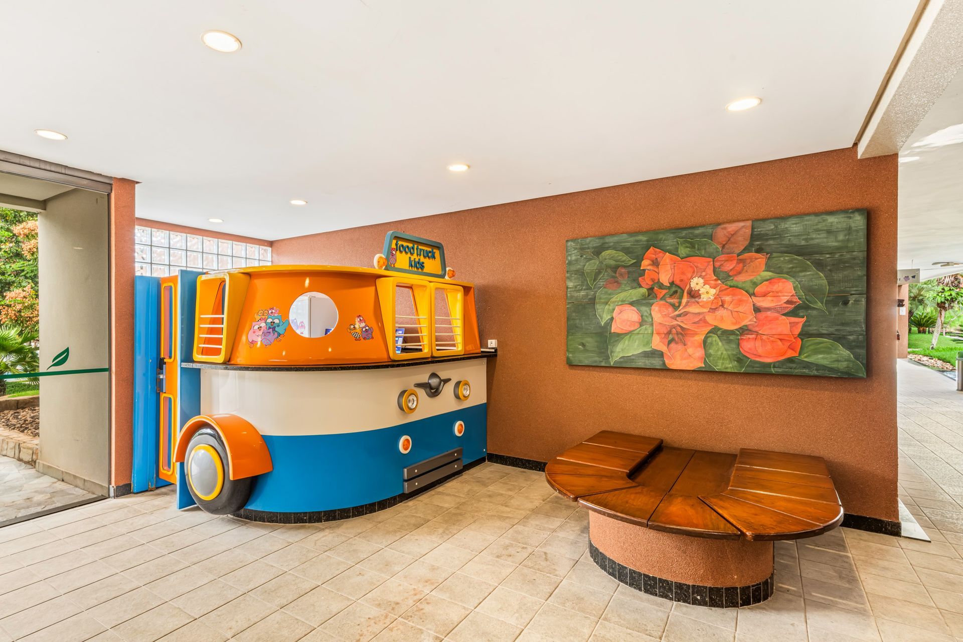 Uma sala com mesa e cadeiras e uma placa que diz lazer central