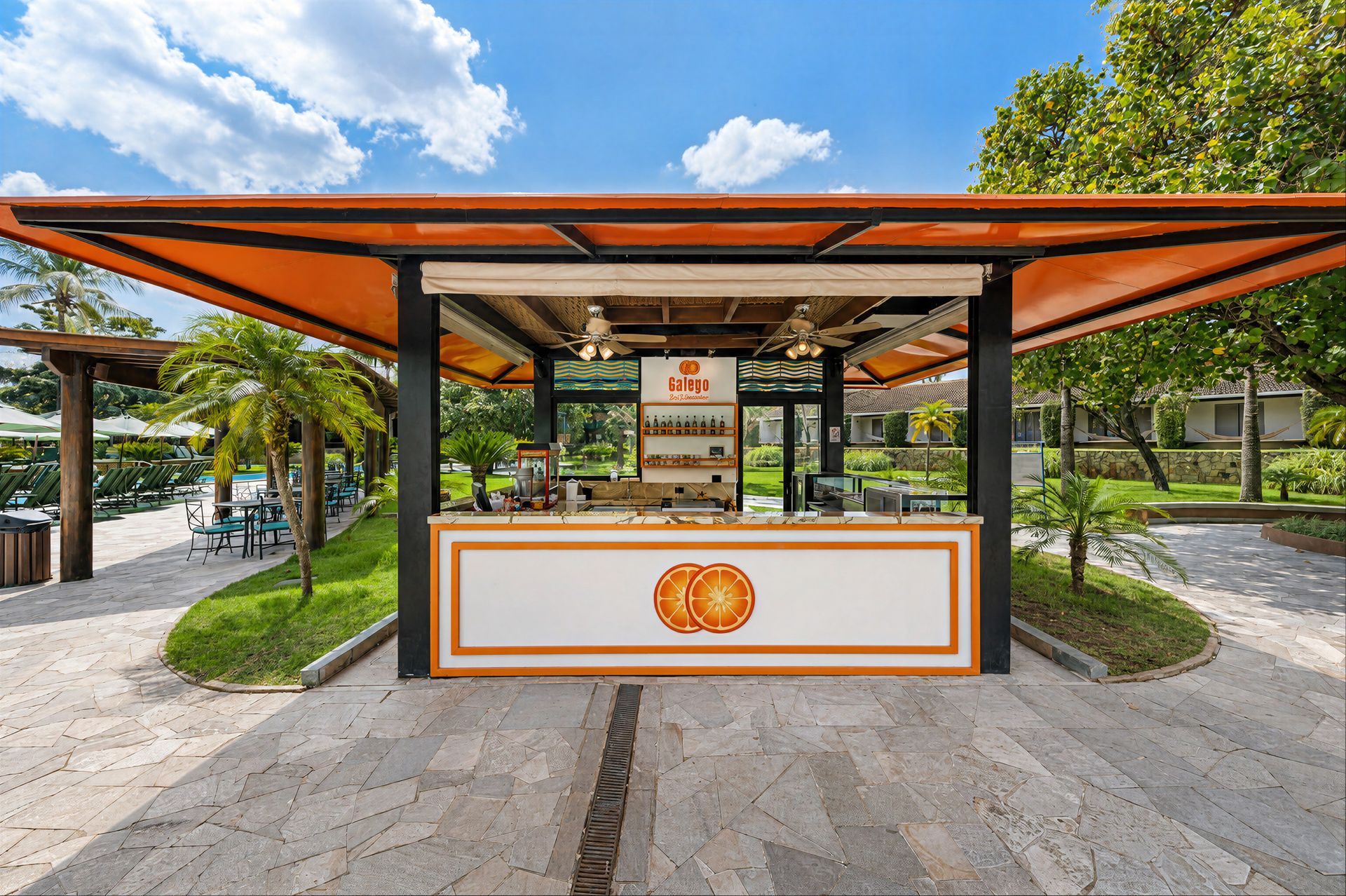 Um restaurante com bar e ventilador de teto.