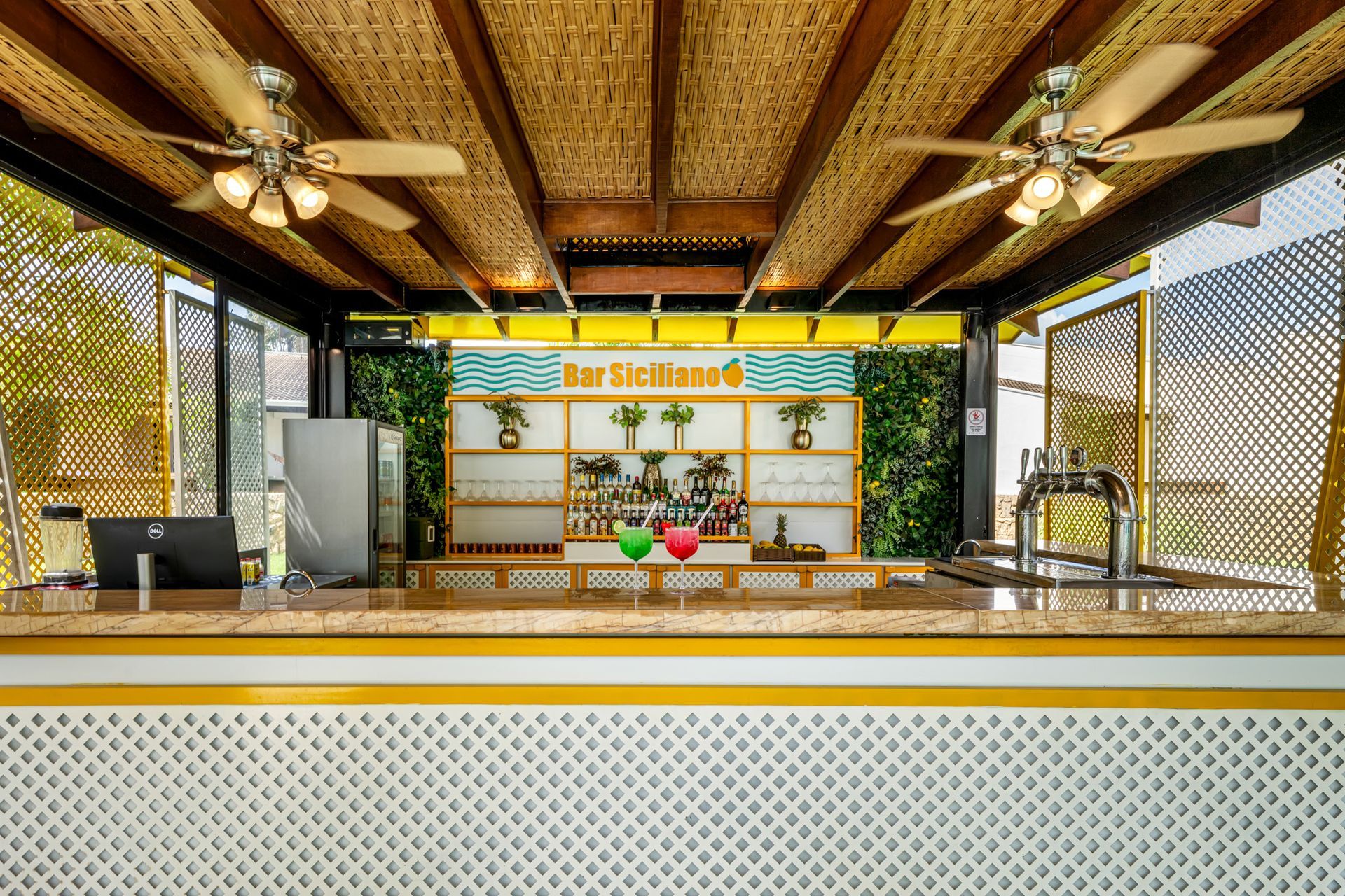 Um prédio amarelo e branco com um bar dentro.