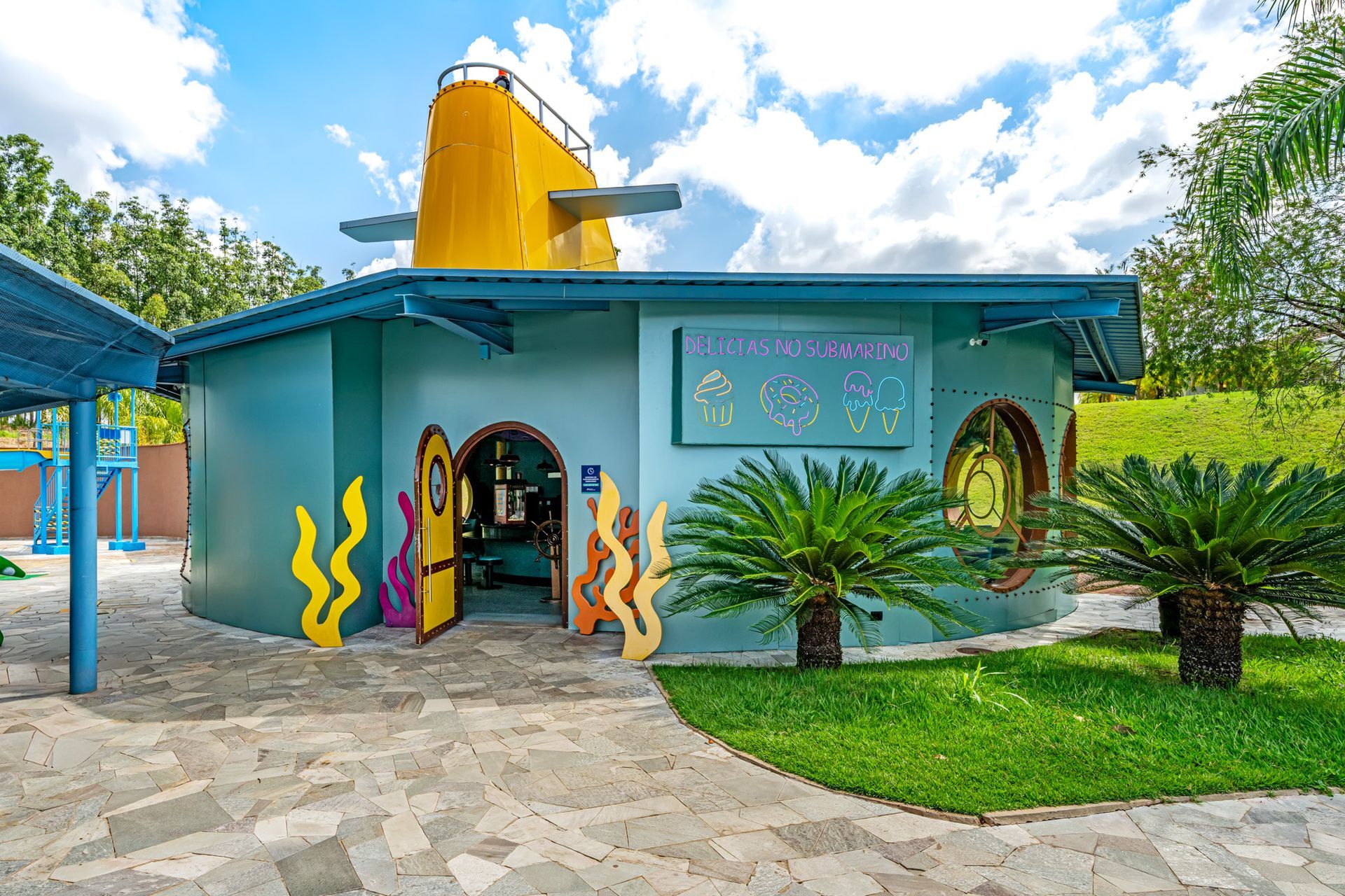 Um prédio que parece uma casa do Bob Esponja com um cone amarelo em cima.