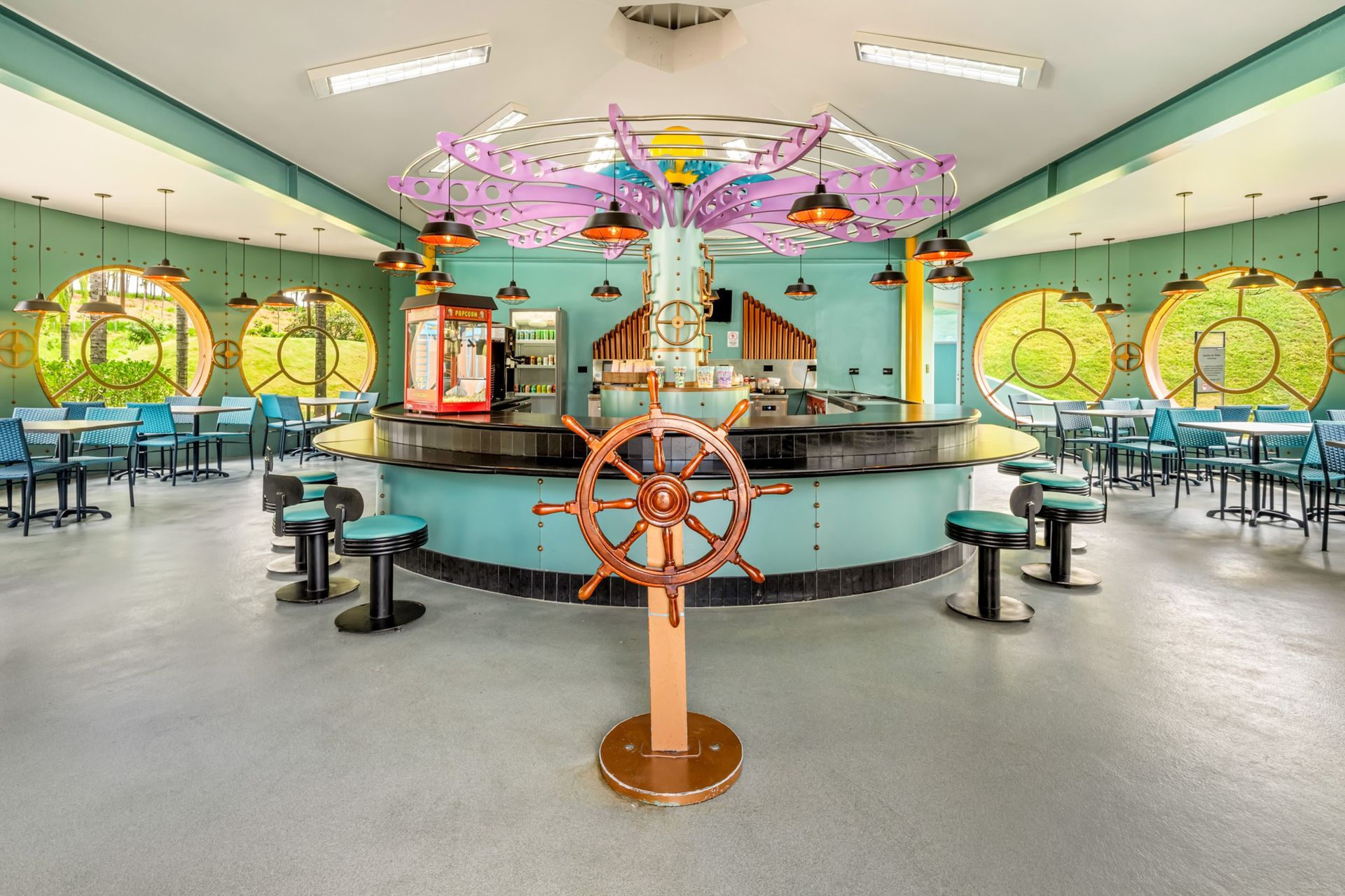 Um restaurante colorido com volante no balcão.