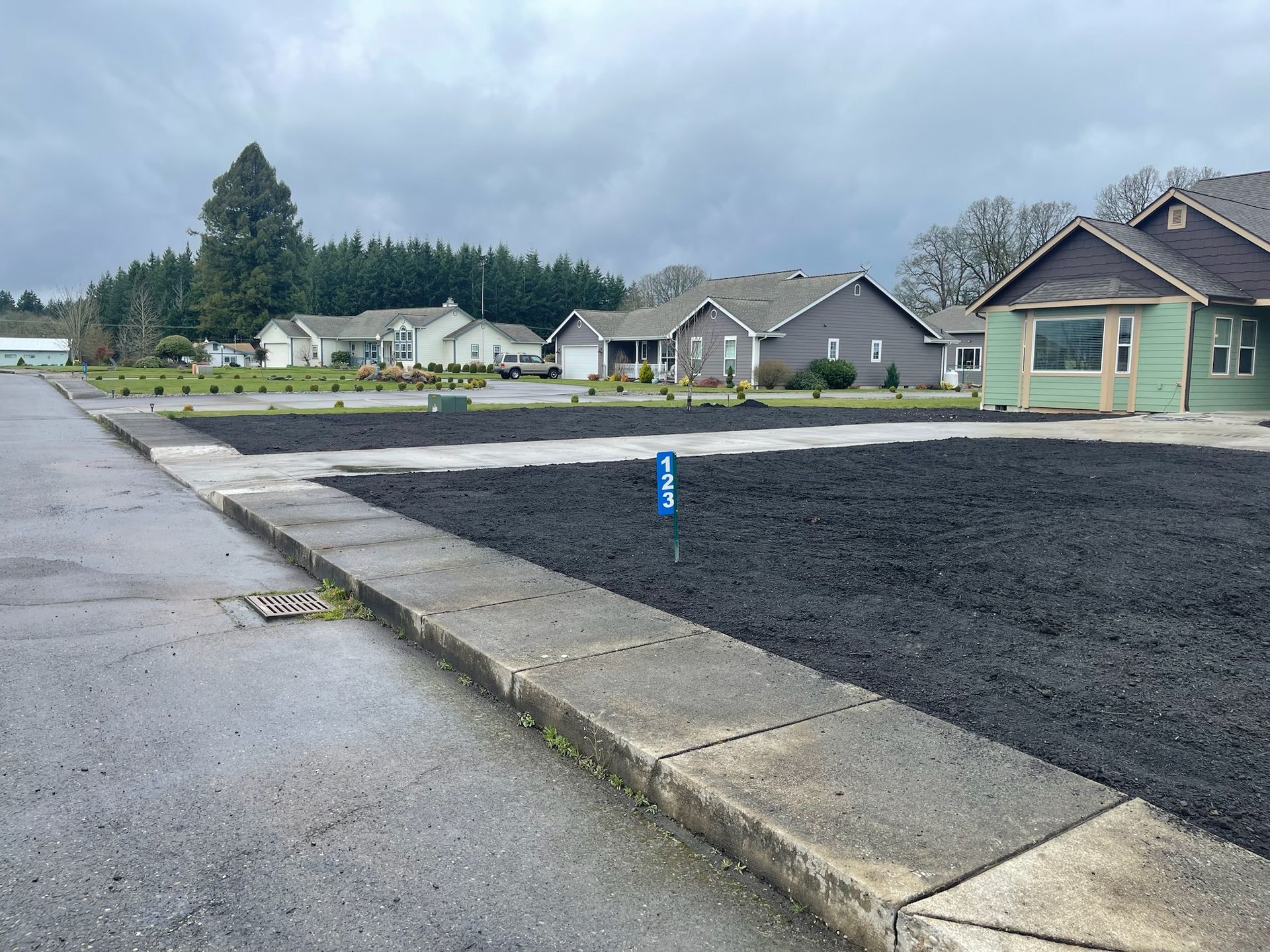 A row of houses are lined up on a residential street.