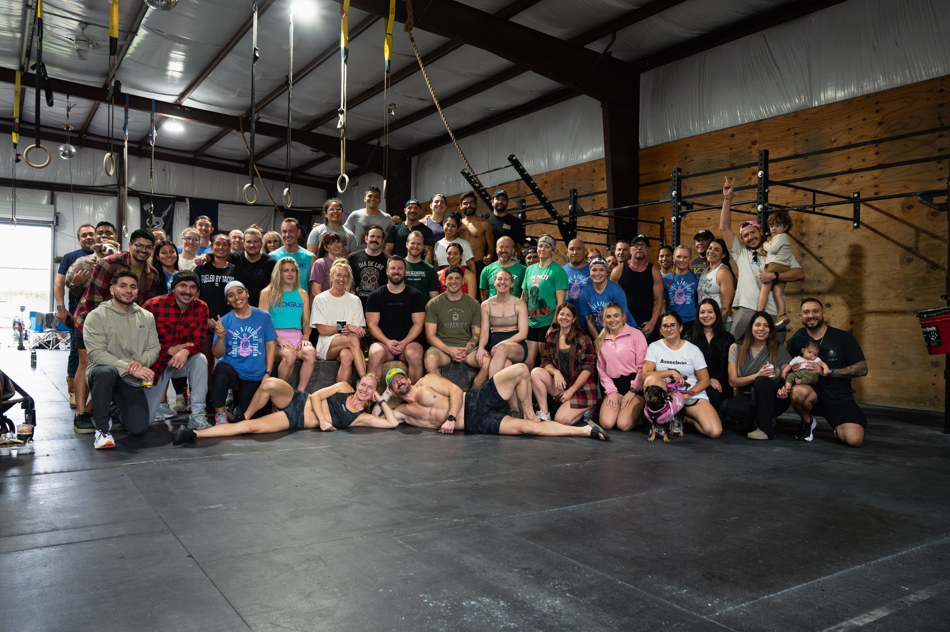 A large group of people are posing for a picture in a gym.