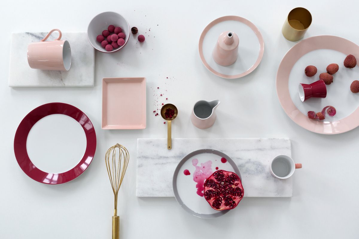 piatti e porcellane con dettagli rossi