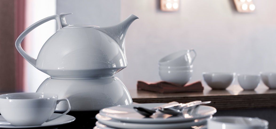 teiera e piatti di design