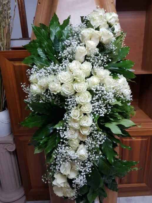 copribara con rose bianche