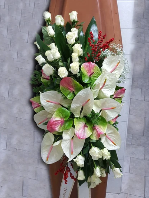 copribara con fiori bianchi