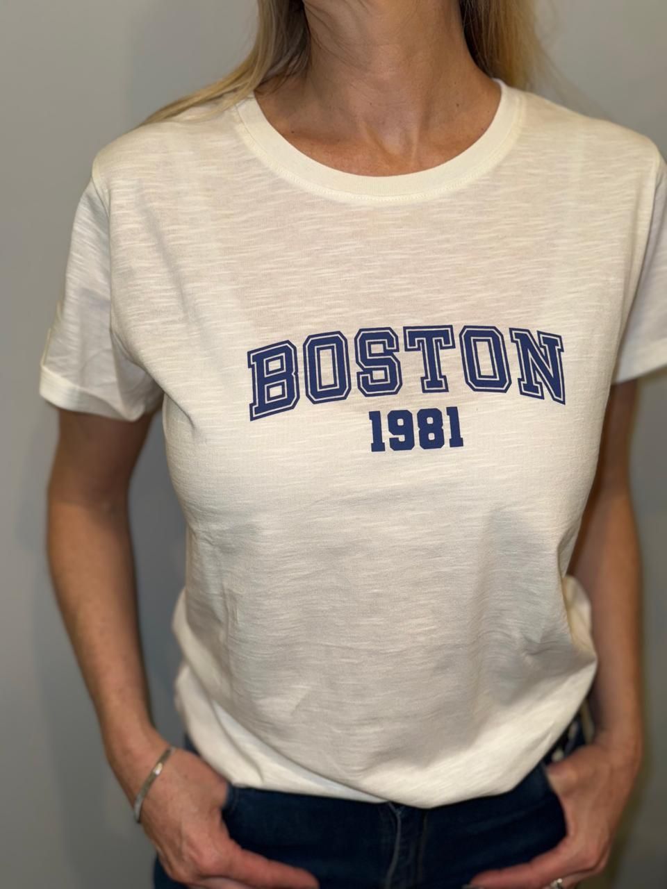 Mujer vestida con una camiseta blanca con estampado