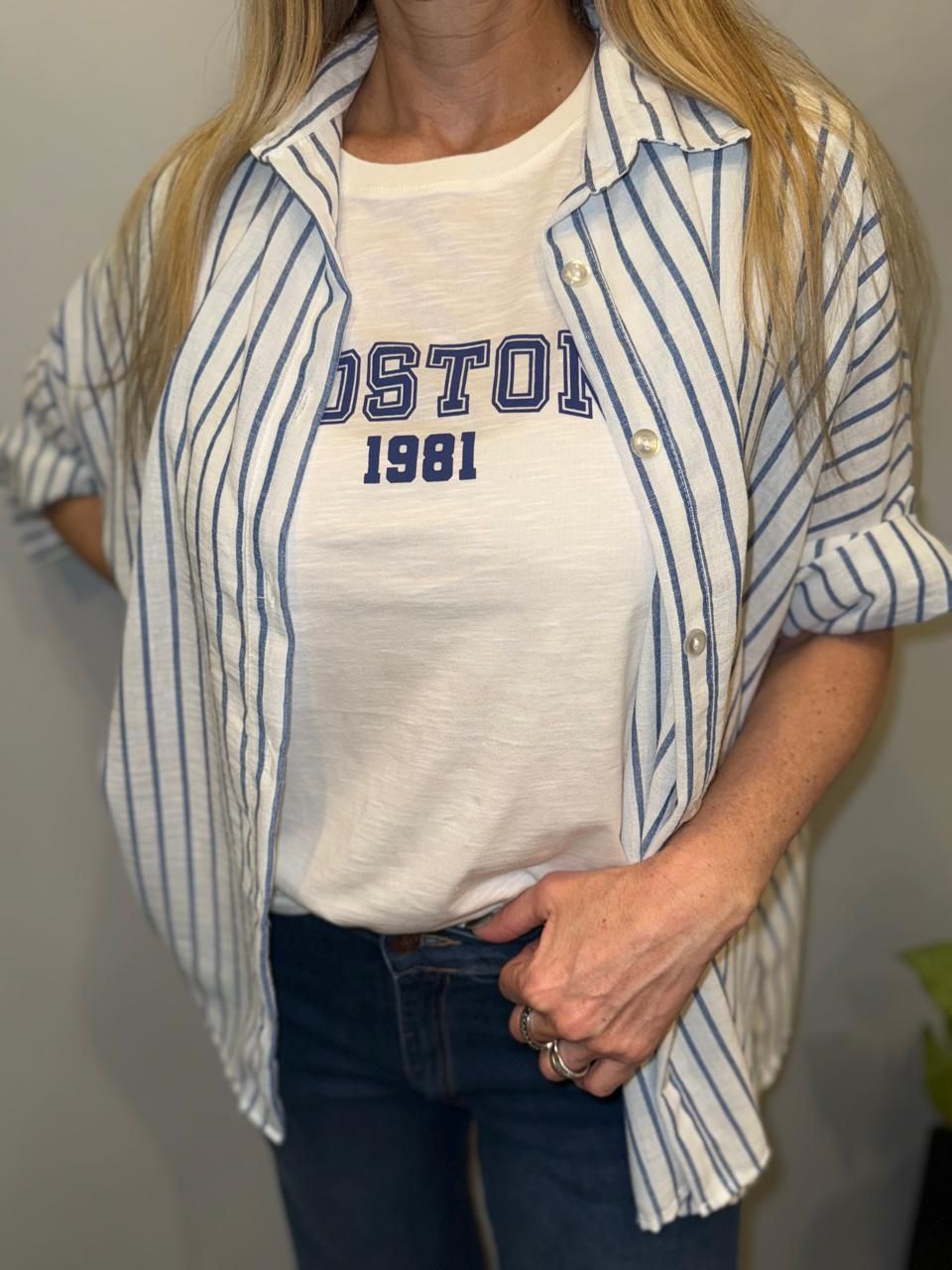 Mujer vestida con una camiseta blanca con estampado
