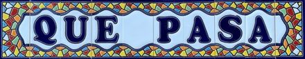 a sign that says que pasa on it