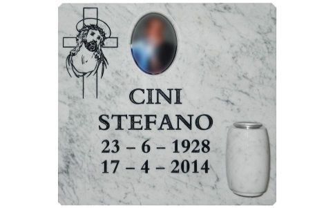 lapide con vaso e iscrizione