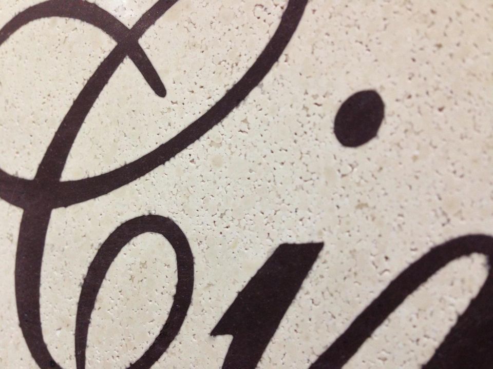 nomi in rilievo su pietra di Luserna