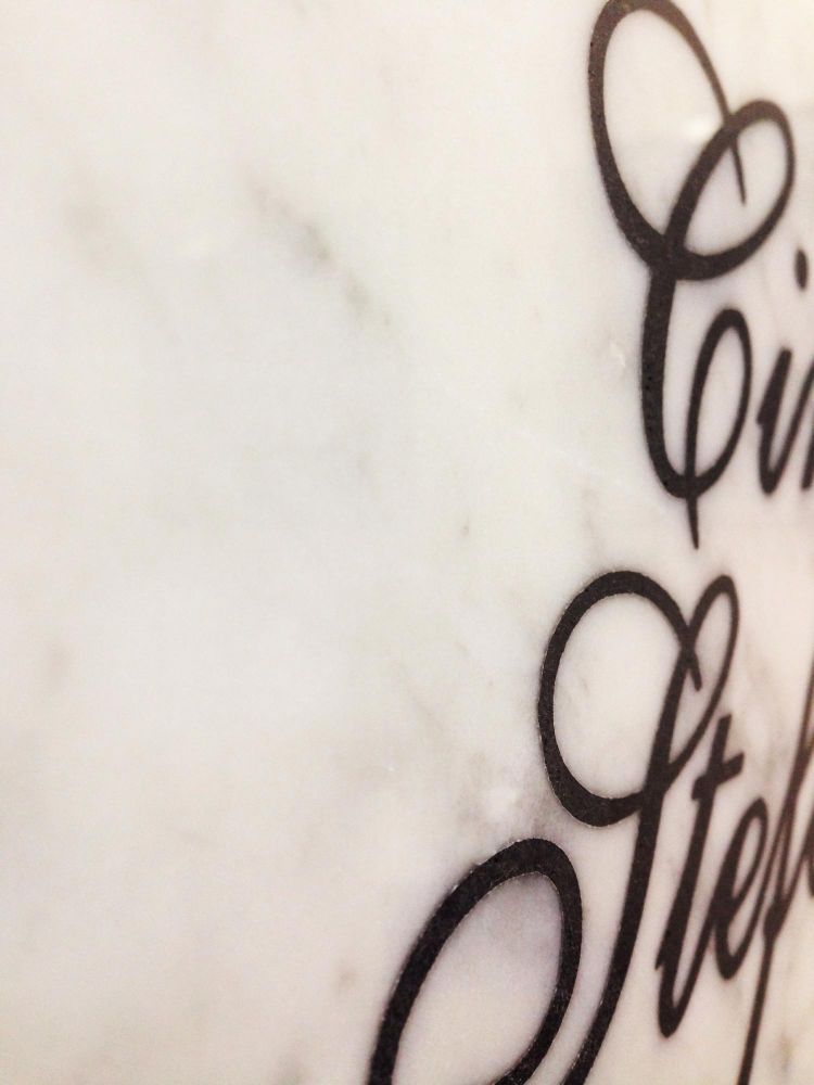 incisioni nomi in rilievo su pietra di Luserna