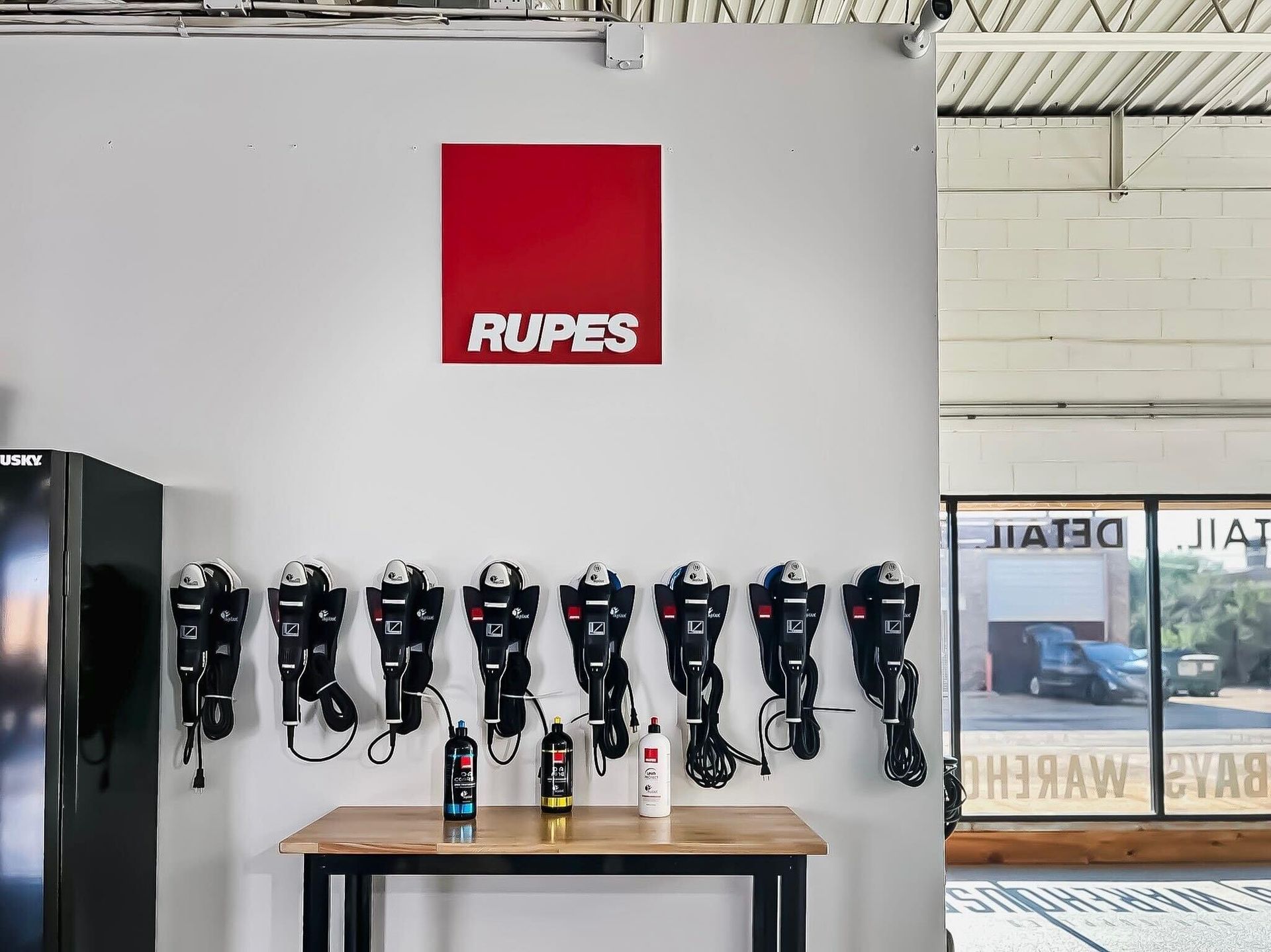 A wall with a sign that says rupes on it
