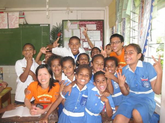 A group of children are posing for a picture in a classroom