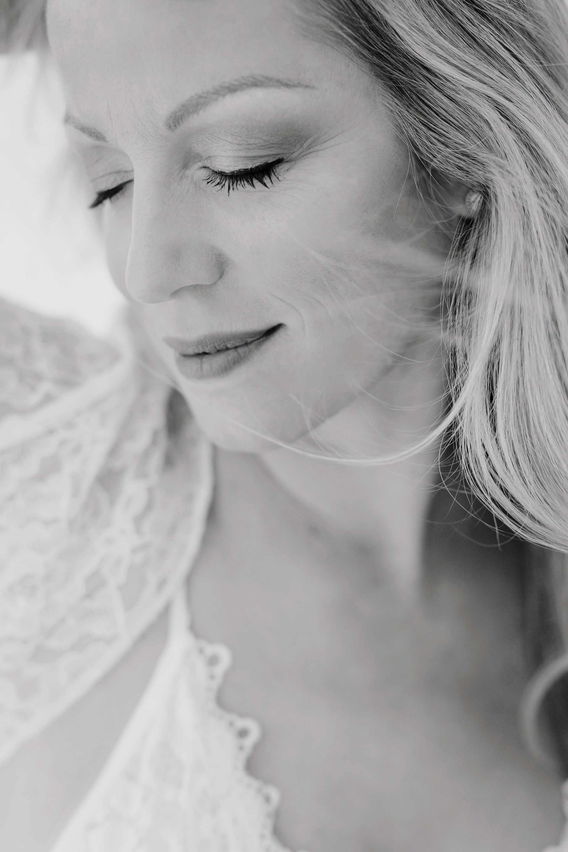 Ein Schwarzweissfoto einer Frau mit geschlossenen Augen.