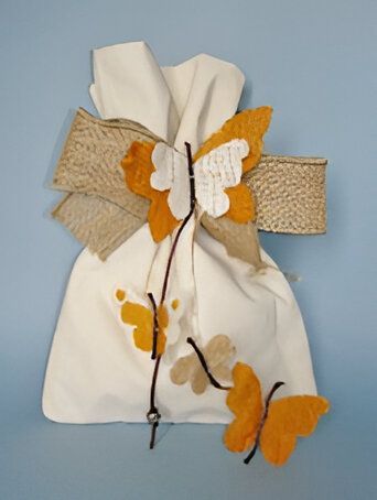 Una bolsa blanca con tres mariposas.