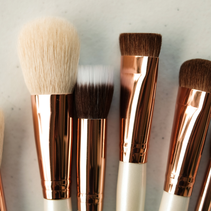 Ein Haufen Make-up-Pinsel sind auf einem Tisch aufgereiht