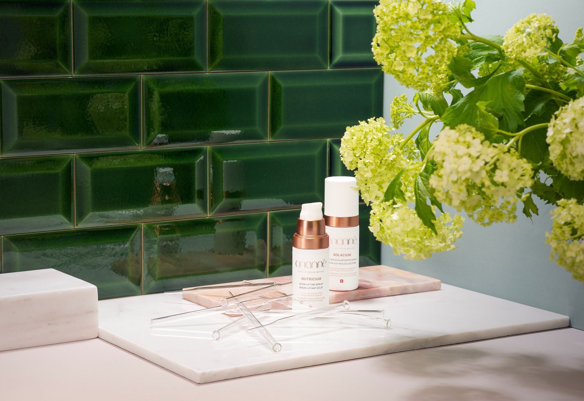 Eine Flasche Lotion steht auf einem Tisch neben einer Vase mit Blumen.