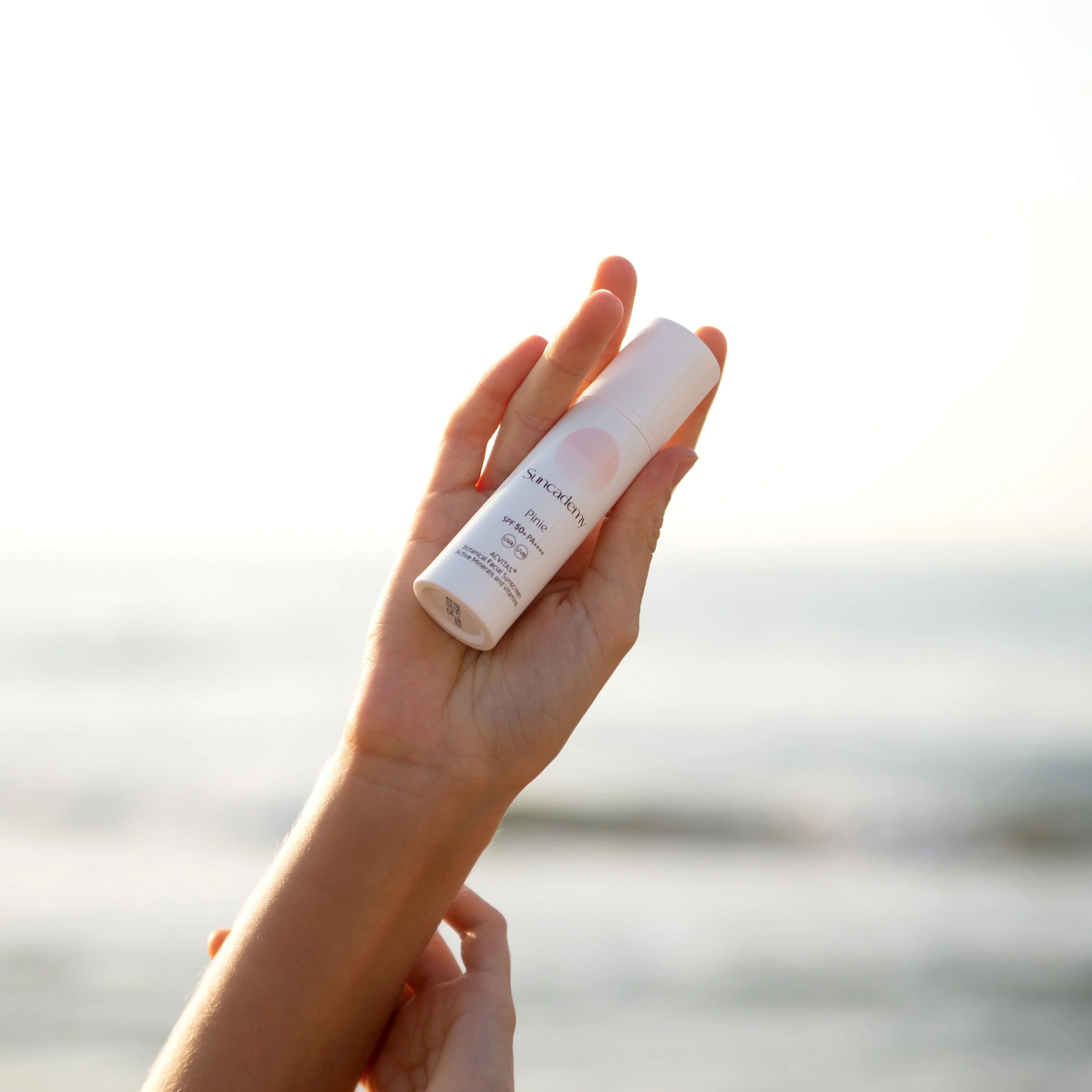 Eine Frau hält eine Flasche Lotion in der Hand.