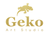 Logo dorato: sagoma di geco sopra 