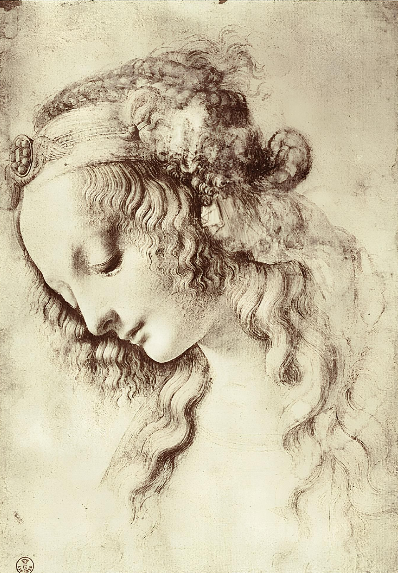 Persone che disegnano a un tavolo; disegni di volti e figure; mani che lavorano; l'ambientazione sembra quella di una lezione o di un laboratorio.