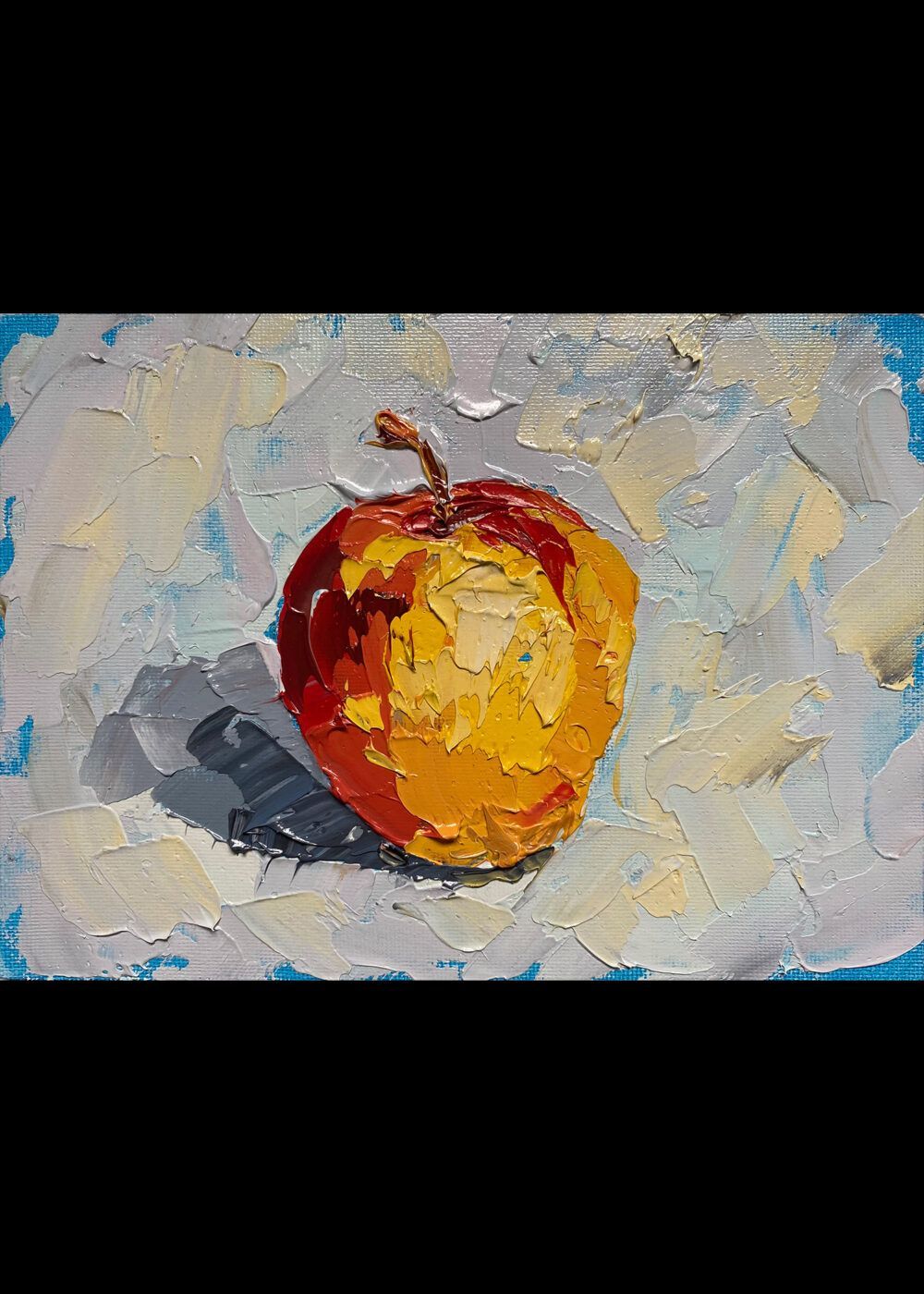 Dipinto a olio raffigurante una mela rossa e gialla con un gambo corto, su uno sfondo blu e bianco strutturato.