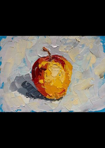 Dipinto a olio raffigurante una mela. Tonalità di rosso, arancione e giallo con un'ombra scura su uno sfondo testurizzato bianco e blu.
