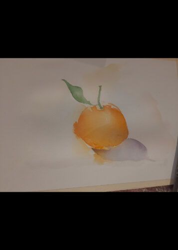 Acquerello arancione con una foglia verde. Ombra chiara.