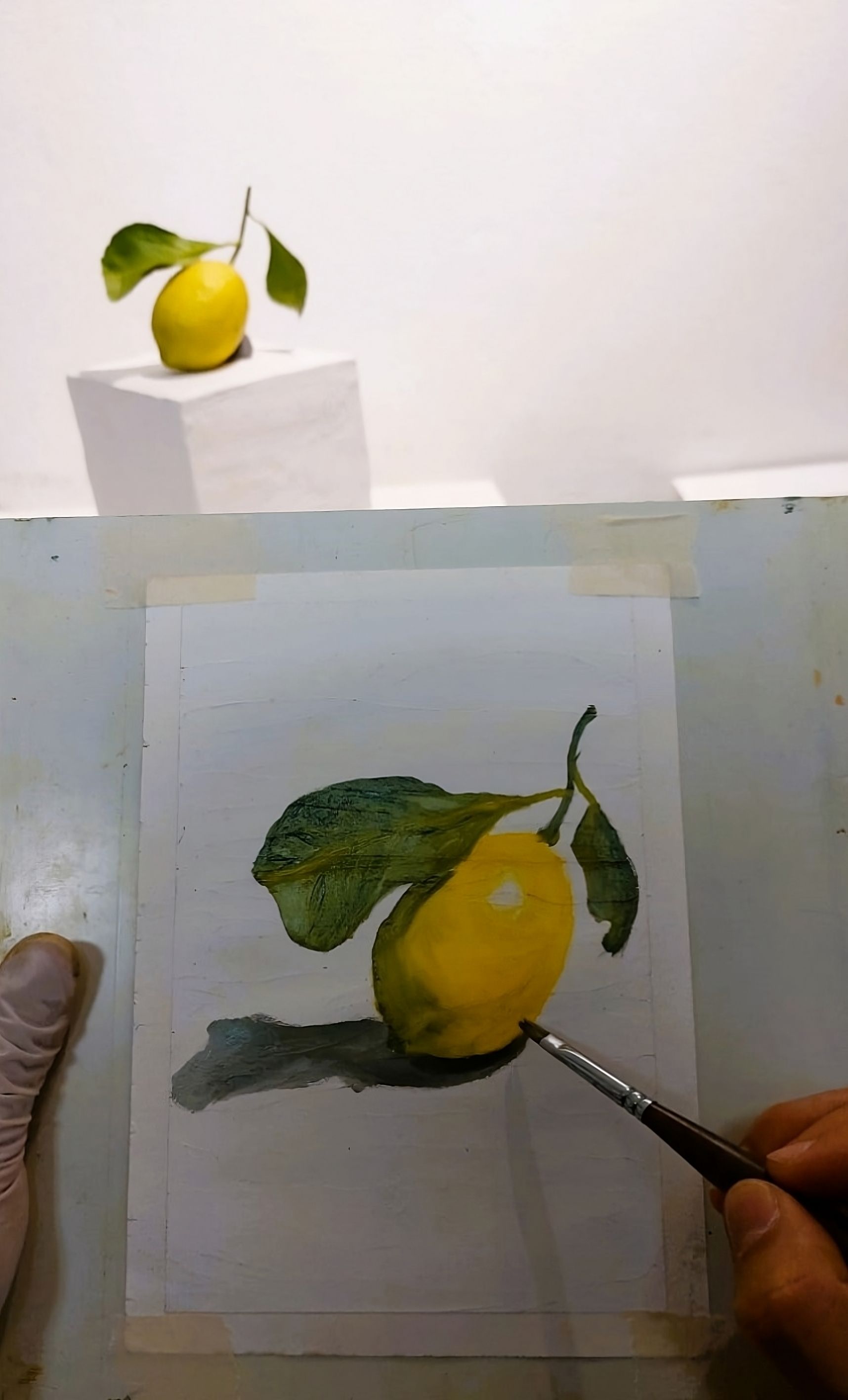 Pubblicità per la giornata delle porte aperte: Geko Art Studio. Date/orari esposti; artista che dipinge con il pennello, disegna una figura, scolpisce una testa.