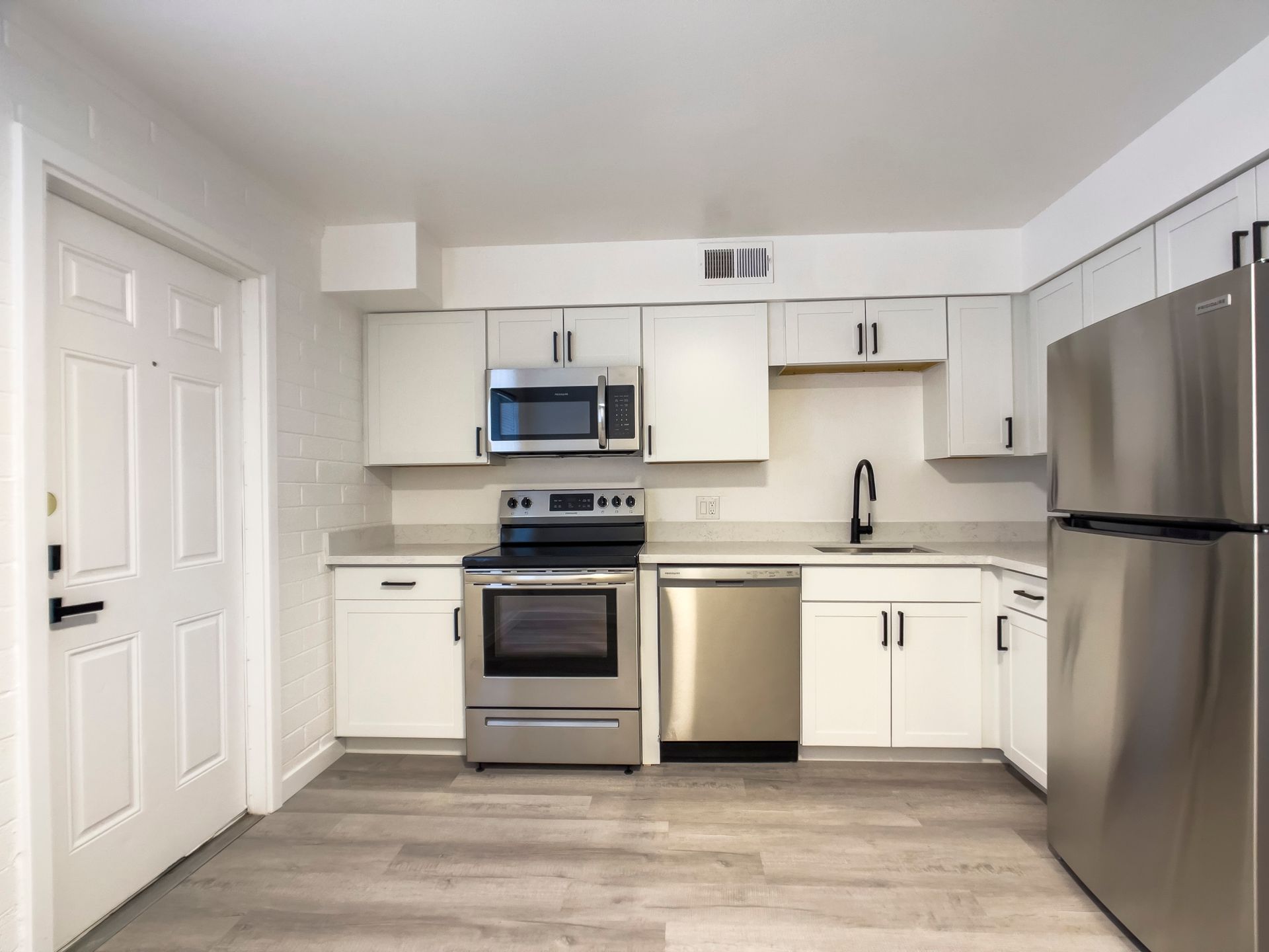 Fringe Courtyards - Kitchen with appliance 03