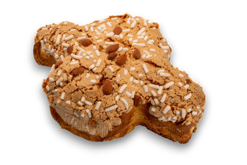 Due pasticcini con la copertura di mandorle impilati su uno sfondo bianco.