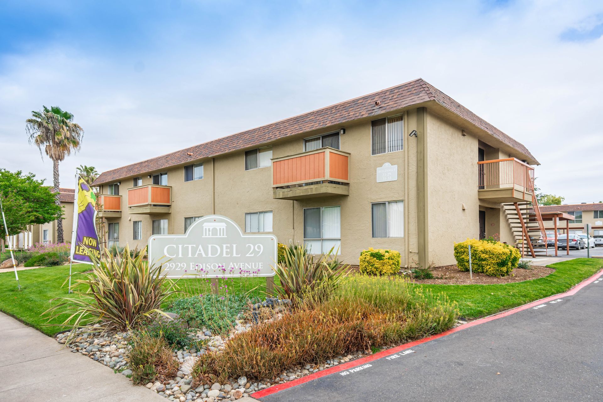 A large apartment building with a sign that says chateau on it