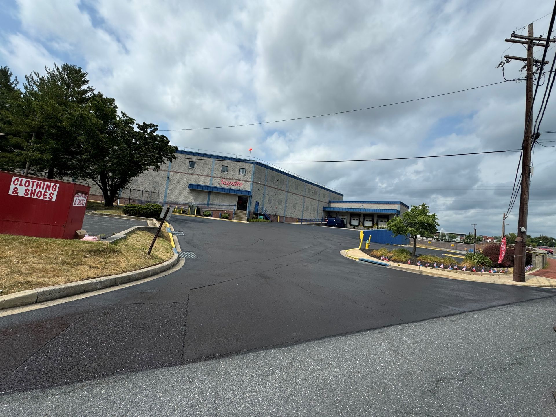 A large building is sitting on the side of a road.