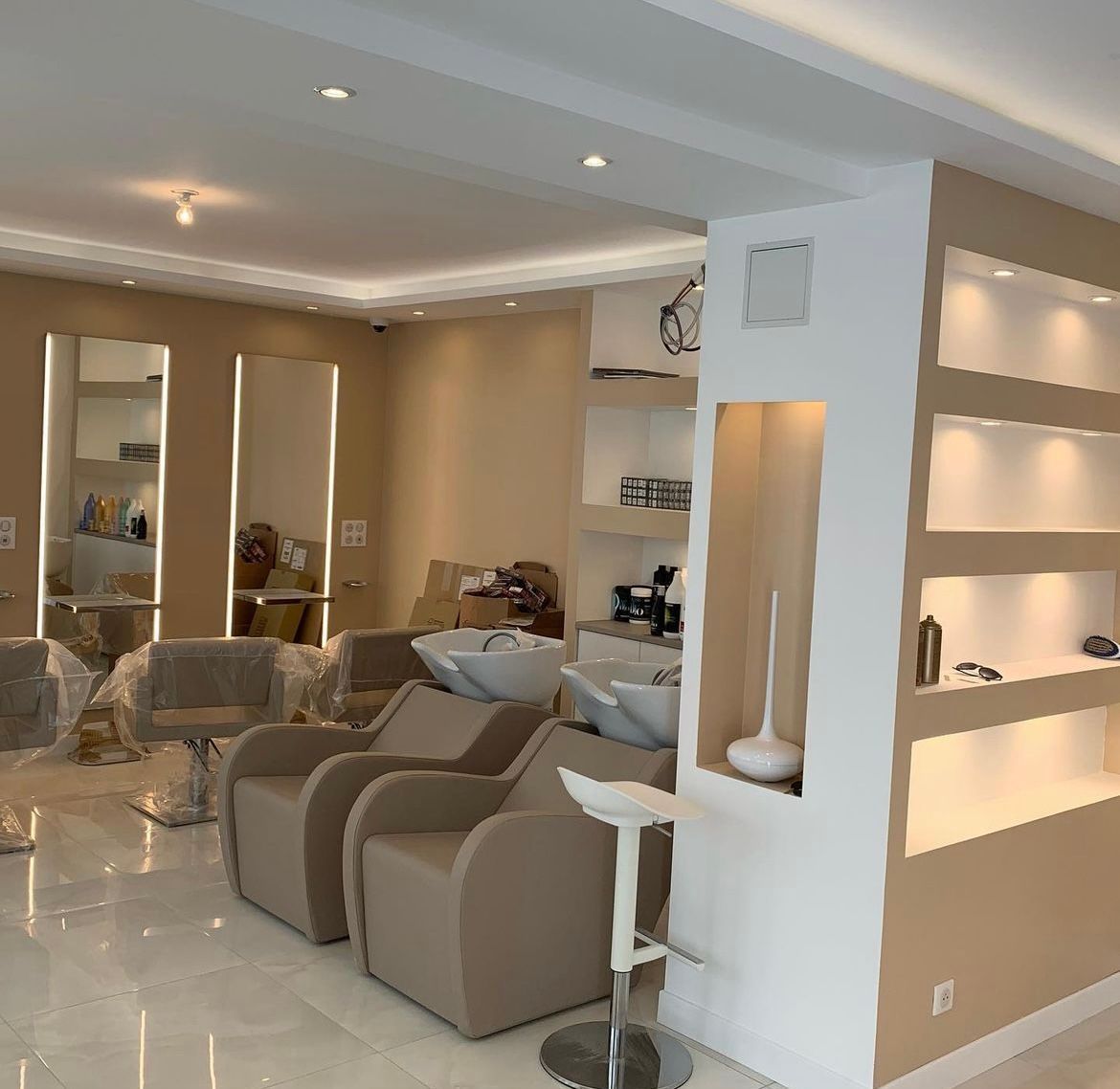 un salon avec beaucoup de chaises et de lavabos