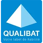 un logo bleu avec une pyramide blanche dessus qualibat.